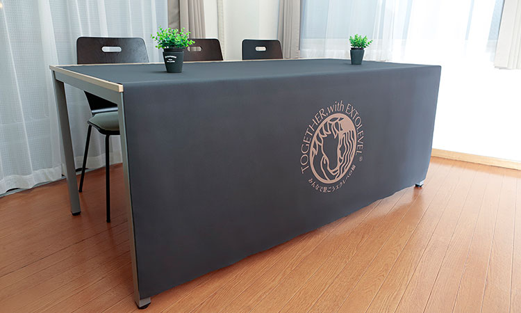横幅180cmの会議用テーブルや机を2つ並べての使用も可能